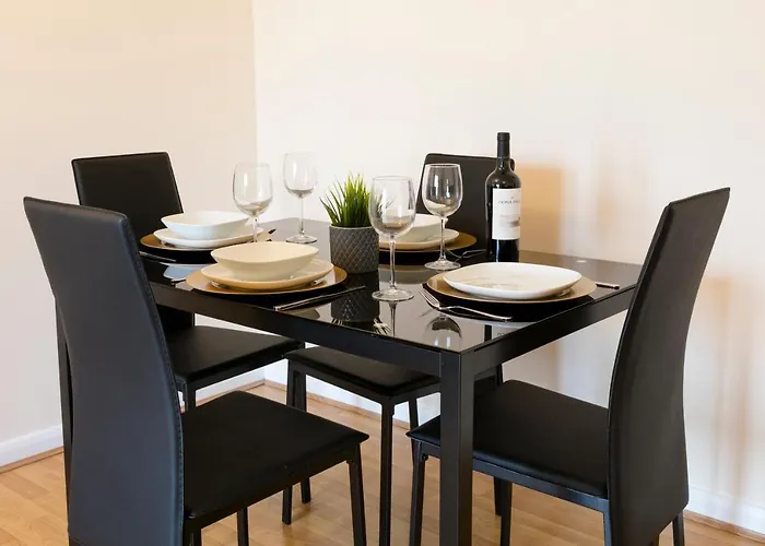 2 Bedroom 3 Bed Apartment Birmingham Conveniently Located Near Solihull Nec City Centre Bhx And Coventry Ideal For Contractors Insurance Stays Business Travelers Landrover Short & Long Stay