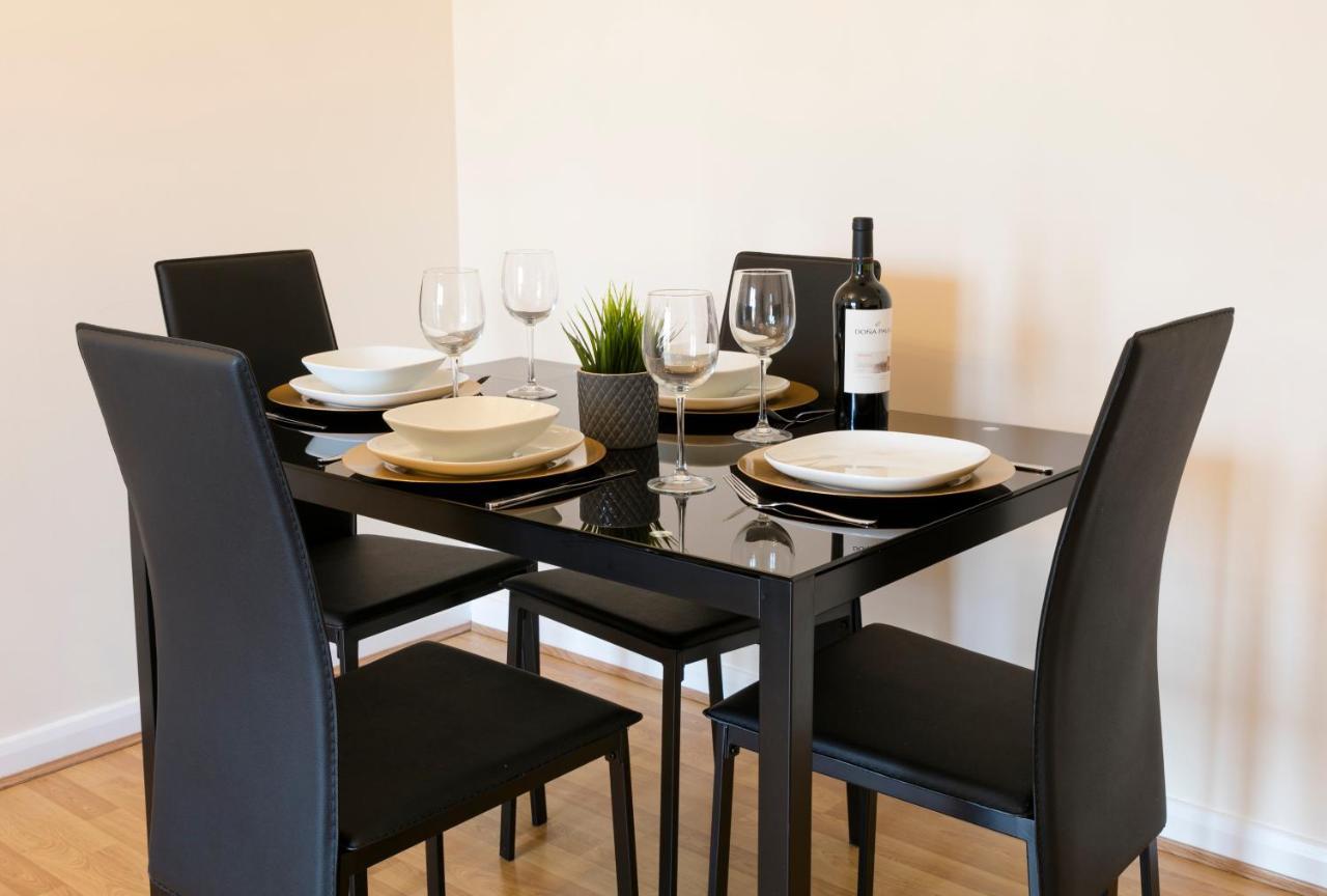 Business Hub: Spacious 2-bedroom Near Nec & Centre *