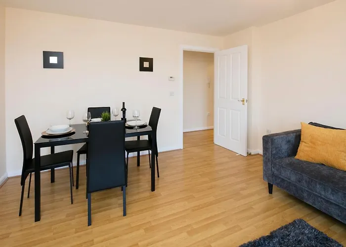 2 Bedroom 3 Bed Apartment Birmingham Conveniently Located Near Solihull Nec City Centre Bhx Coventry Ideal For Contractors Insurance Stays Temporary Housing Emergency Housing Long Stay