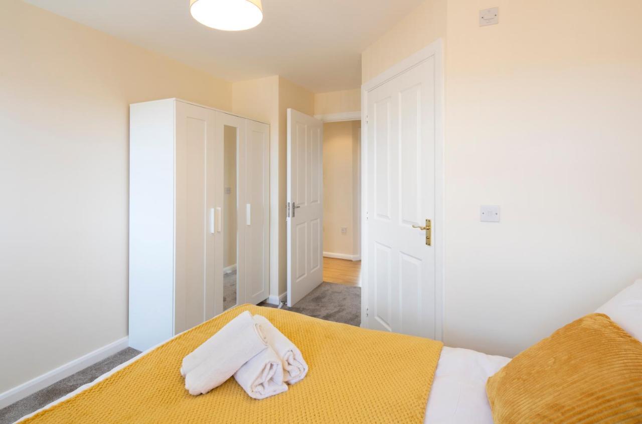 2 Bedroom 3 Bed Apartment Birmingham Conveniently Located Near Solihull Nec City Centre Bhx Coventry Ideal For Contractors Insurance Stays Temporary Housing Emergency Housing Long Stay Apartment Birmingham