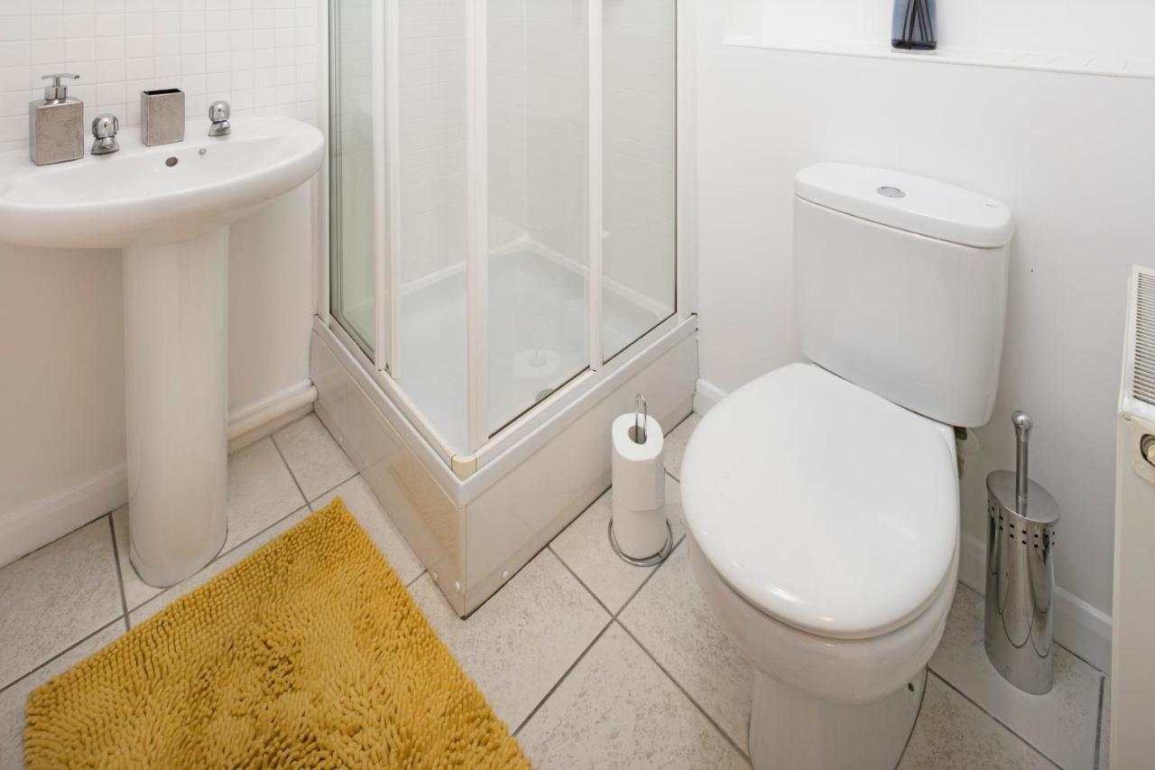 2 Bedroom 3 Bed Apartment Birmingham Conveniently Located Near Solihull Nec City Centre Bhx Coventry Ideal For Contractors Insurance Stays Temporary Housing Emergency Housing Long Stay Appartement