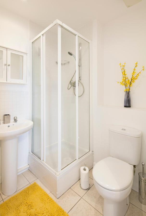 2 Bedroom 3 Bed Apartment Birmingham Conveniently Located Near Solihull Nec City Centre Bhx Coventry Ideal For Contractors Insurance Stays Temporary Housing Emergency Housing Long Stay Apartment *