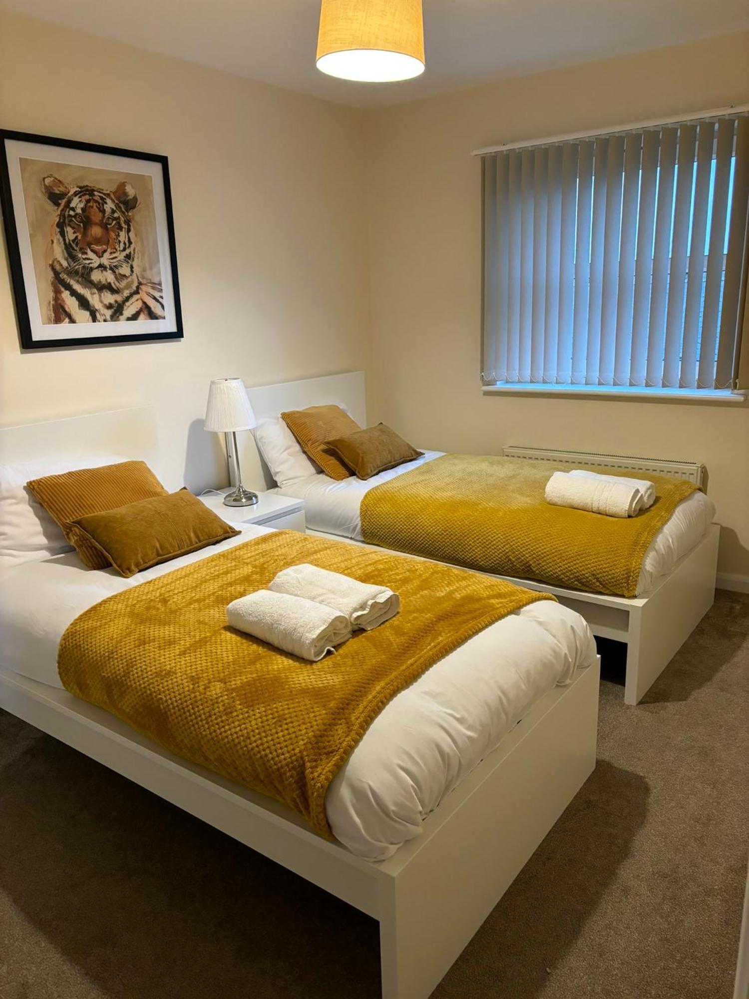2 Bedroom 3 Bed Apartment Birmingham Conveniently Located Near Solihull Nec City Centre Bhx Coventry Ideal For Contractors Insurance Stays Temporary Housing Emergency Housing Long Stay Birmingham
